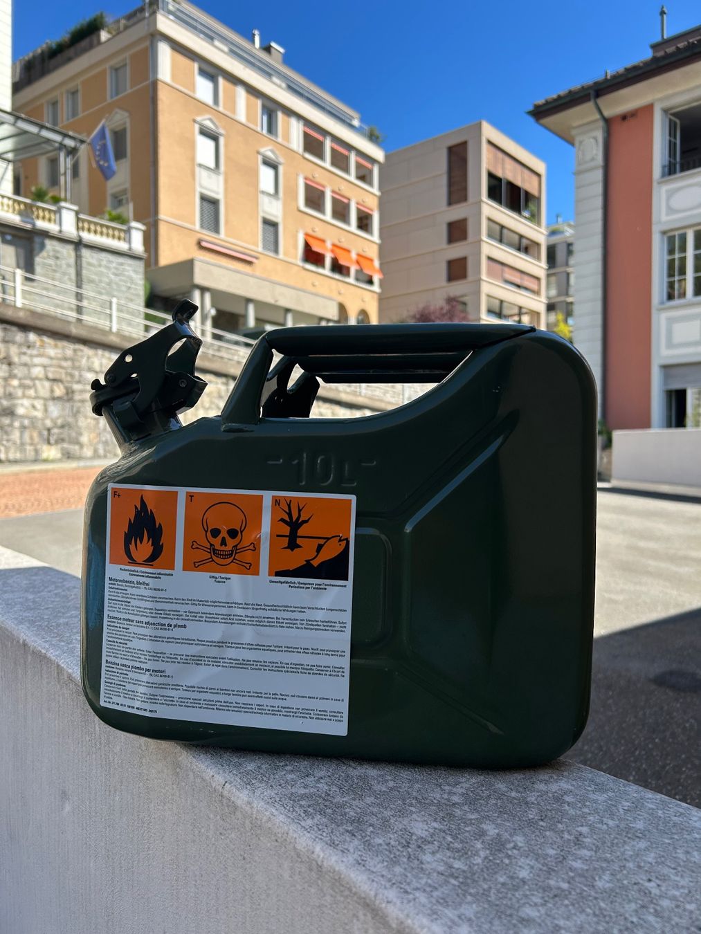 Armée suisse Bidons d’essence: Benzinkanister – Neuf avec emballage d'origine à Luzern par giv_tmj8