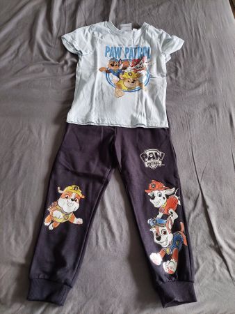 TRAINERHOSEN UND T-SHIRT GR. 104/110 *NEU*