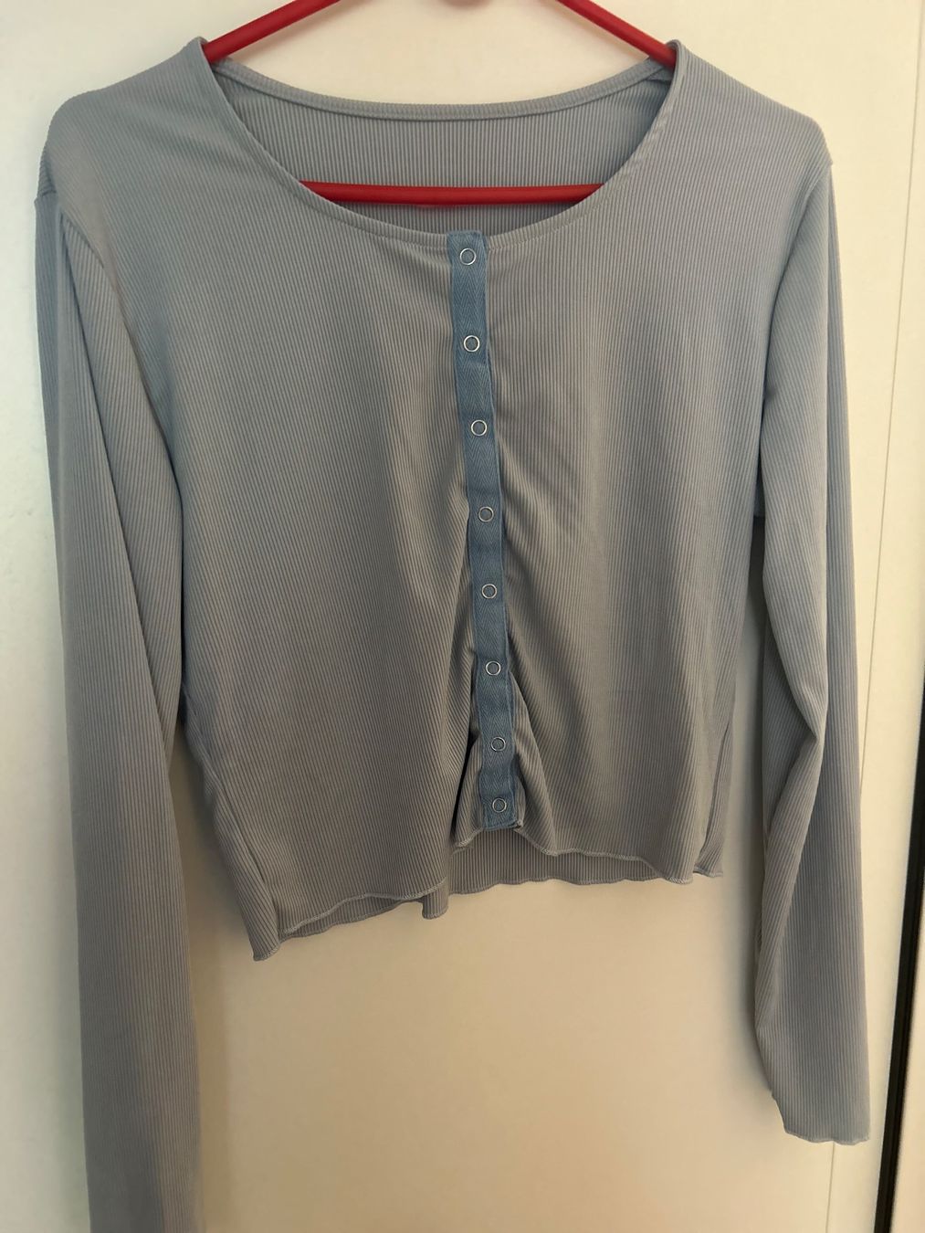 Top: Hellblaues, geripptes Longsleeve mit Knöpfen, Gr. S. – Usato da Tamins venduto da ali_j8hc