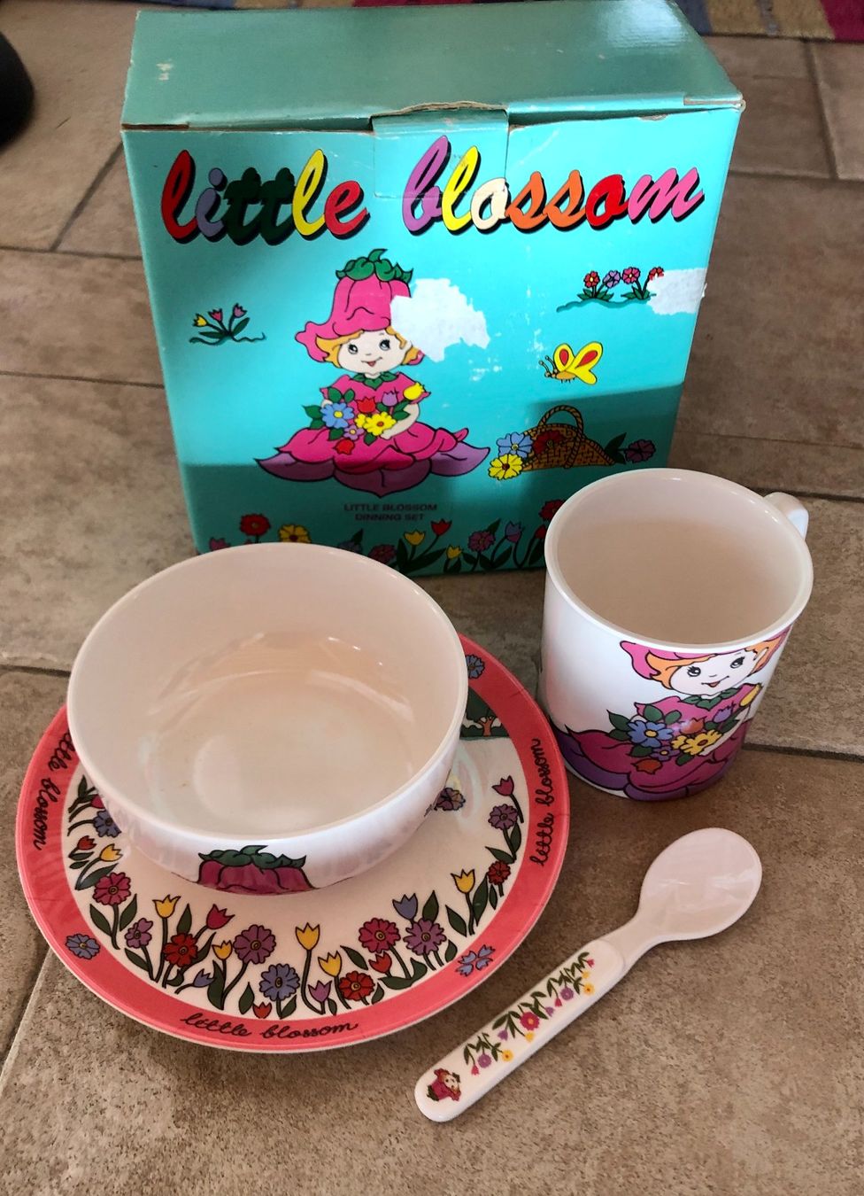 Set di piatti: Kinder Geschir Set mit Löffel, 4 Teilig Neu – Nuovo e nell'imballaggio originale da Saas-Grund venduto da rau_tn8j