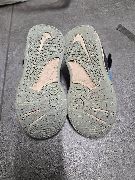 Scarpe per ragazzi: Nike Turnschuhe Grösse 29,5 – Usato da Rieden SG venduto da Yogu 1