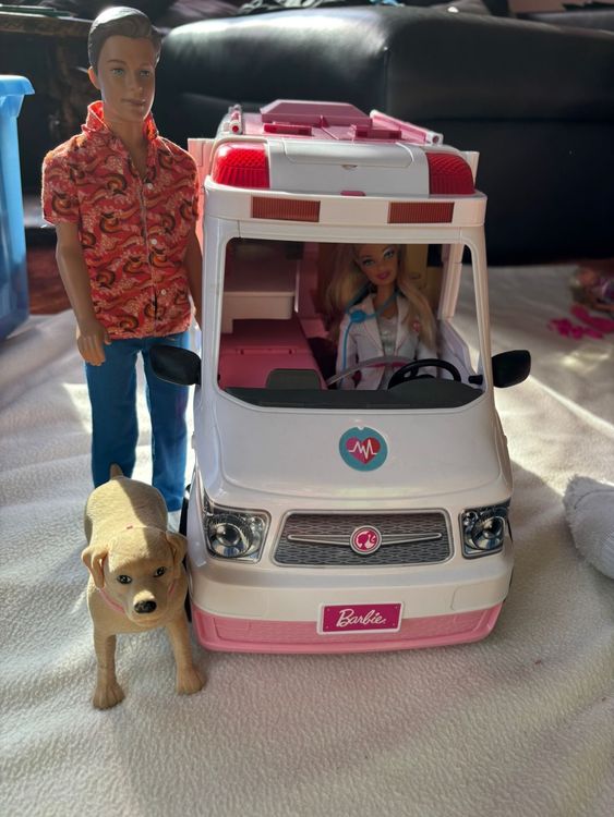 Barbie Métiers coffret Vétérinaire à la ferme avec poupée blonde, 7 animaux et 10 accessoires, jouet pour enfant, GCK86
