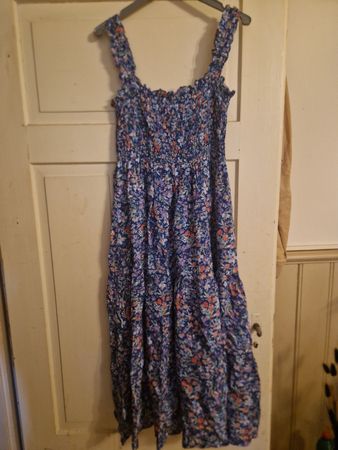 Blumenkleid, Midikleid, Grösse L. Top Zustand, original 70fr