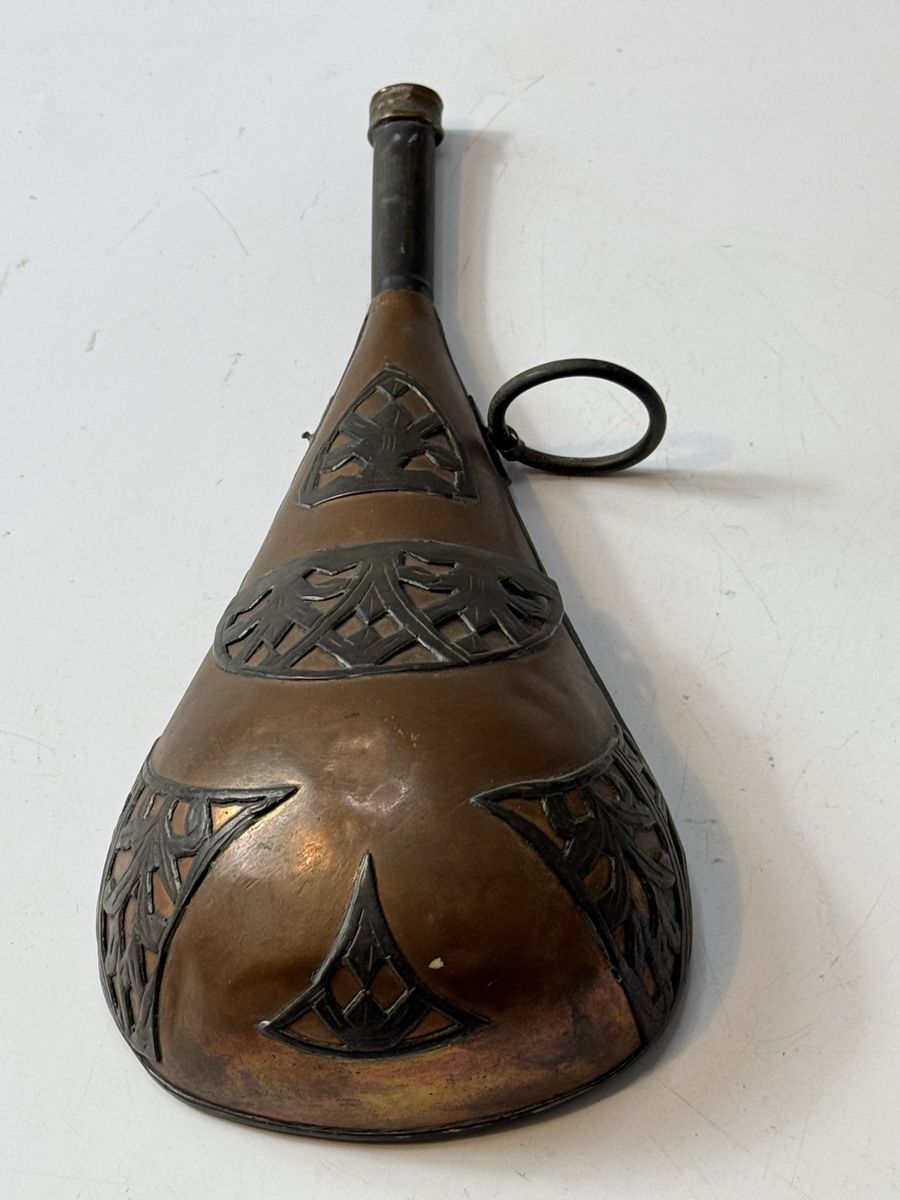 Bottiglie: Antikes Pulverhorn, Messing, verziert, 25 cm – Usato da Grenchen venduto da swiss.antiques