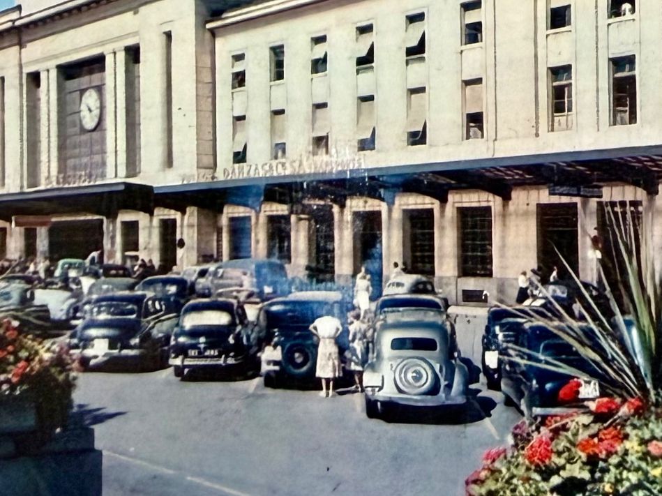 Cartes postales: Genève - Cornavin - Voitures anciennes devant la gare – D'occasion à Lutry par Ediego 1