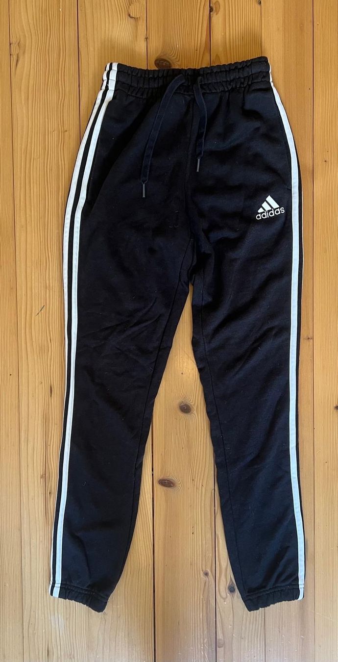Adidas Hosen: Adidas Trainerhose – Gebraucht aus St Gallen von tho_r8jr