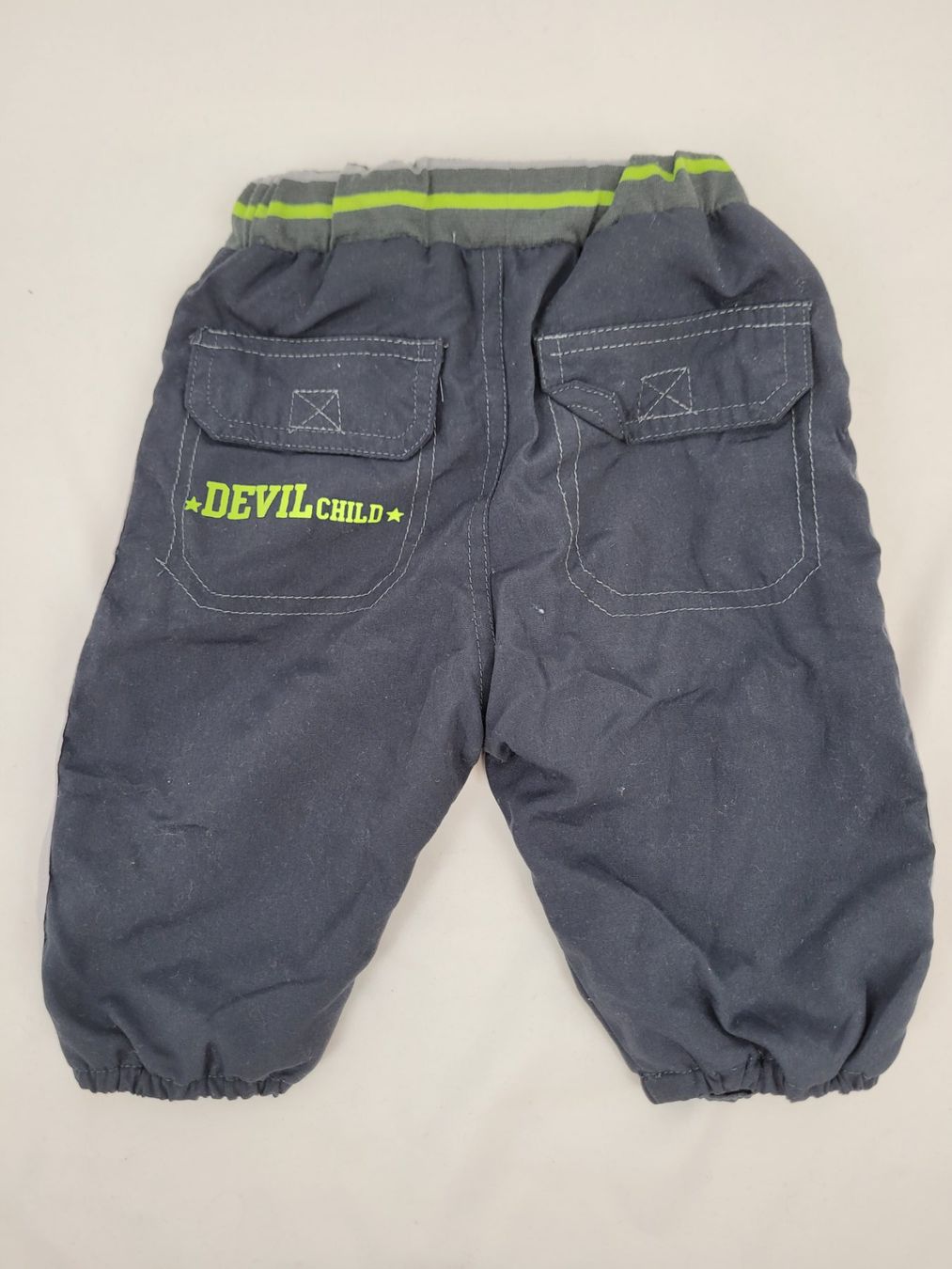 Hosen: DEVIL CHILD Pantalon gris foncé bébé – Gebraucht aus Lausanne von PlusValue_Lausanne 1