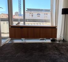Natuzzi Phantom Sideboard – Nussbaum mit Glasfüssen