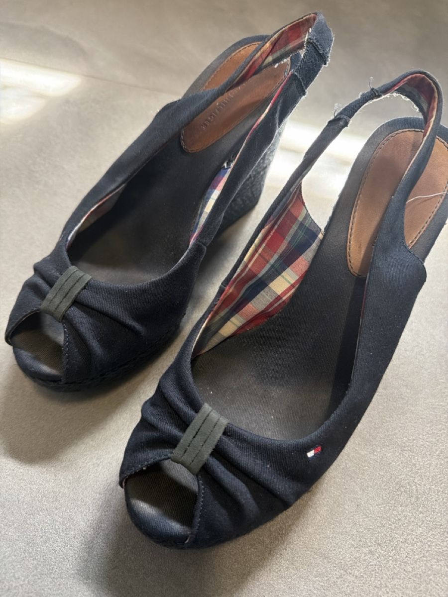 Tommy Hilfiger Scarpe da donna: Tommy Hilfiker Sandale blau 39 – Usato da Däniken SO venduto da NBdesign