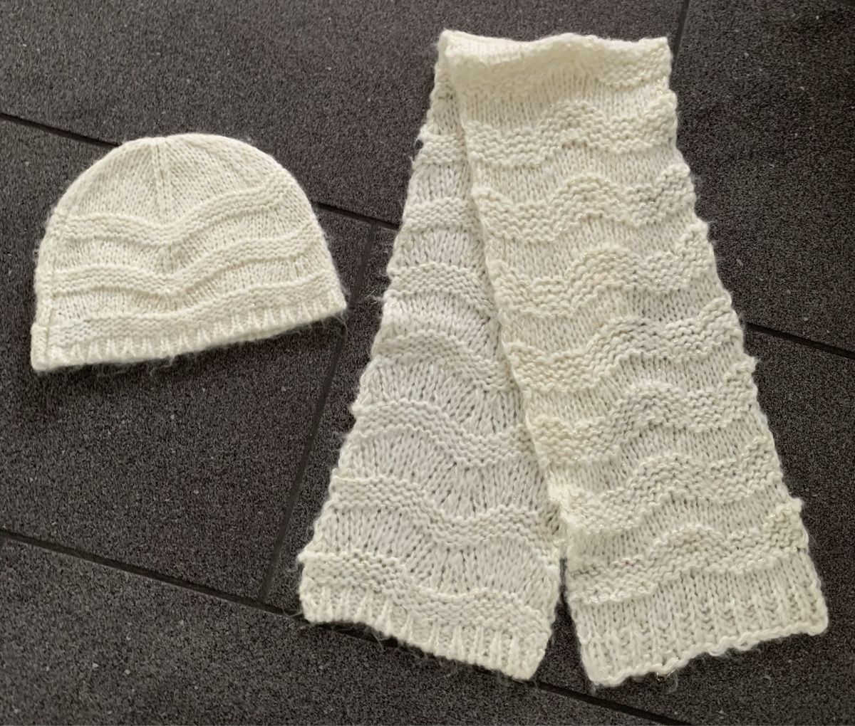 Lotti & Set di vestiti: Nagelneues Schal+ Mütze Set – Nuovo e nell'imballaggio originale da Hünenberg See venduto da spartakus02