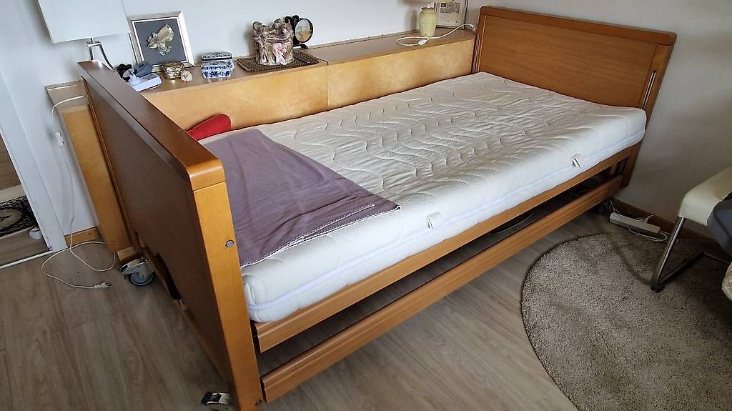 Letti: Bett elektrisch verstellbar – Usato da Spiez venduto da Ch.Heber 1