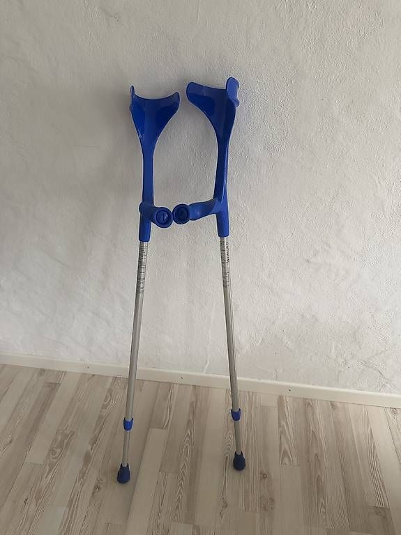 Aides à la marche: 2 Gehstützen zu verschenken – D'occasion à Wettingen par MarekMaj