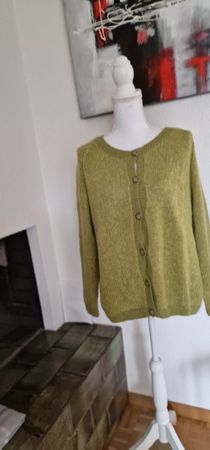 Warme Strickjacke, Grösse M, Olivgrün mit Sternknöpfen