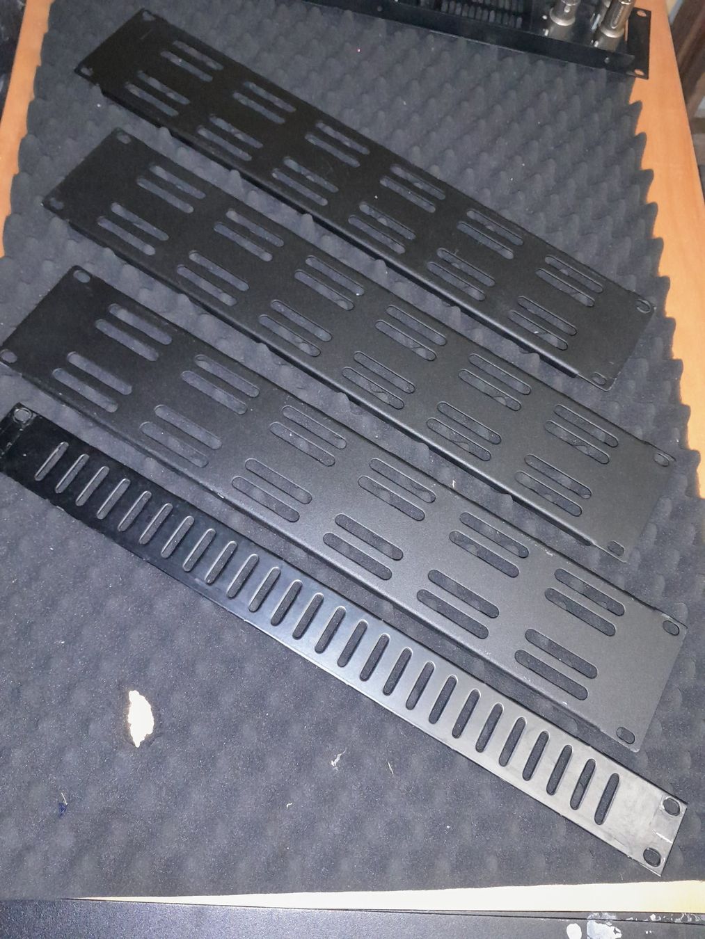 Sonstiges Zubehör: 4 Stk. Rackblenden 19 Zoll, schwarz , – Gebraucht aus Steffisburg von FutureOne 1
