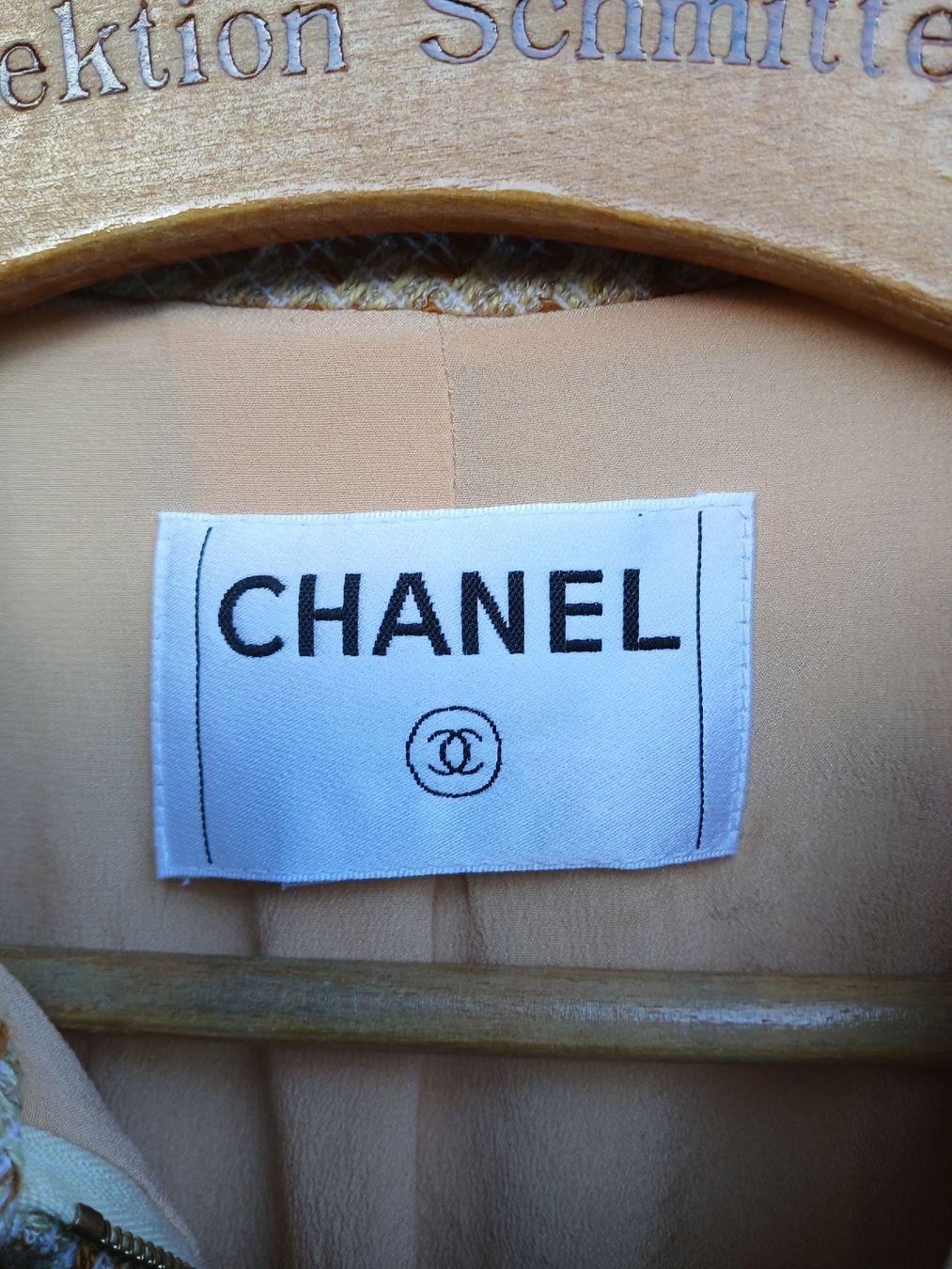 Chanel Completi, tute sportive e funzionali: Tailleur Chanel ocre et beige M – Usato da Monthey venduto da mar_h6jr 5