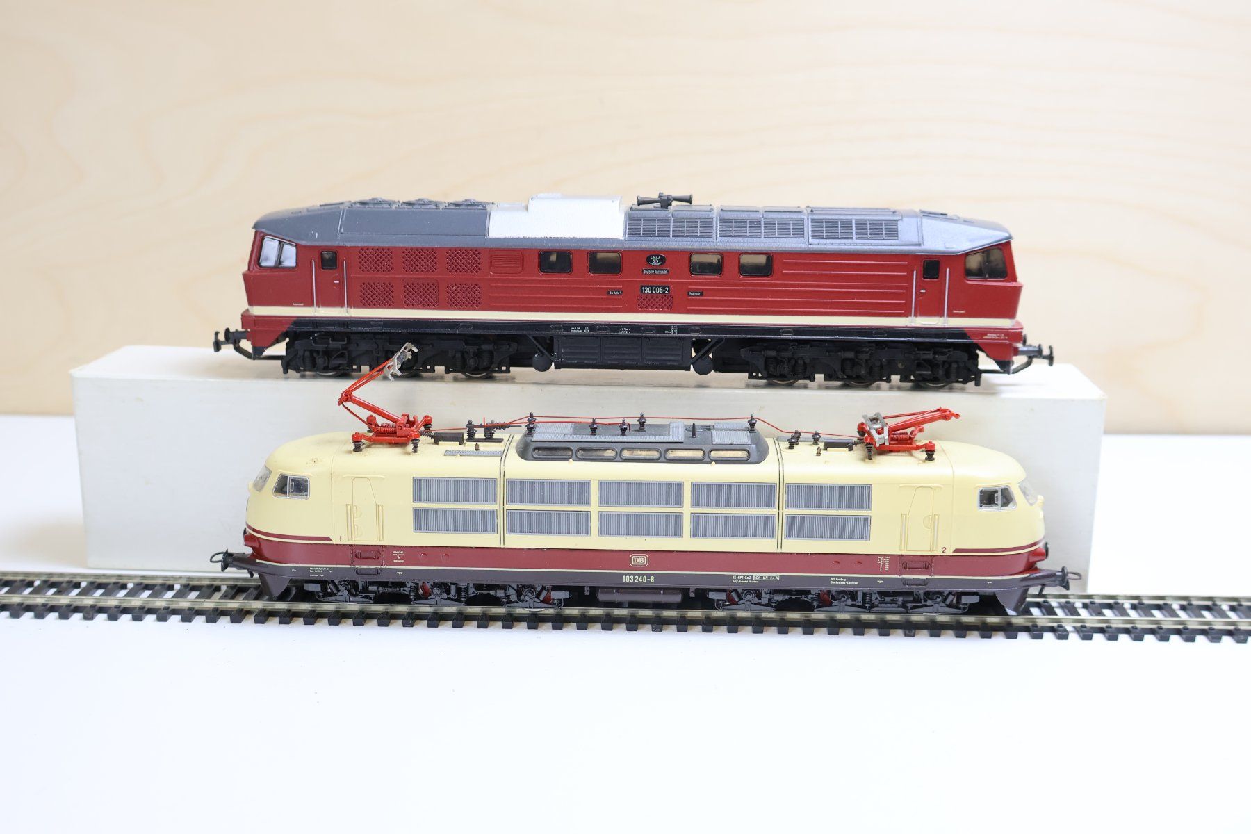 Roco Modellini di ferrovie: ROCO 2 x grosse E-Lok TEE / Diesellok - H0 Doppelpack – Usato da Winterthur venduto da Monstera 1