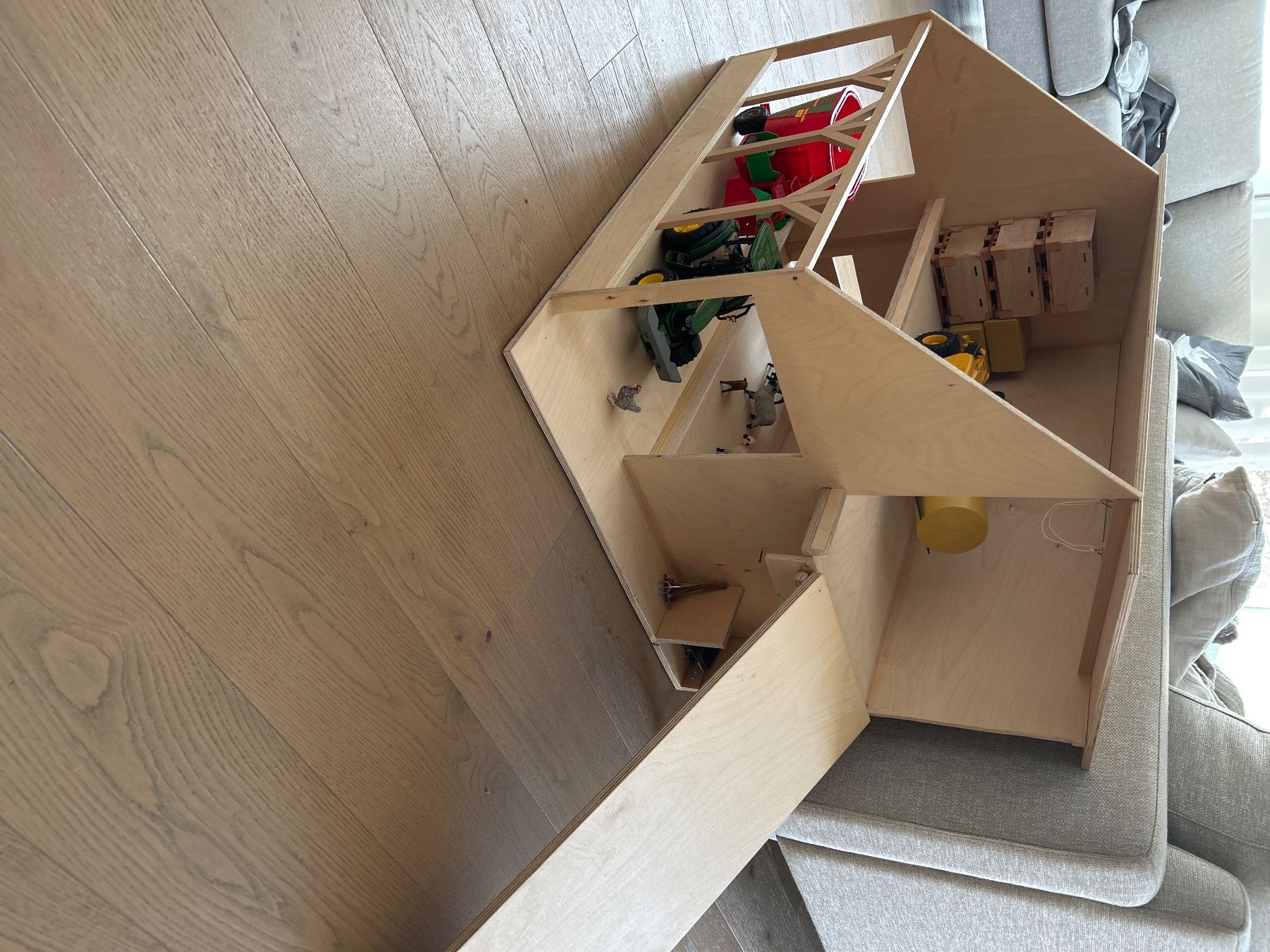 Giocattoli: Holz Stall – Usato da Ebertswil venduto da bru3 4