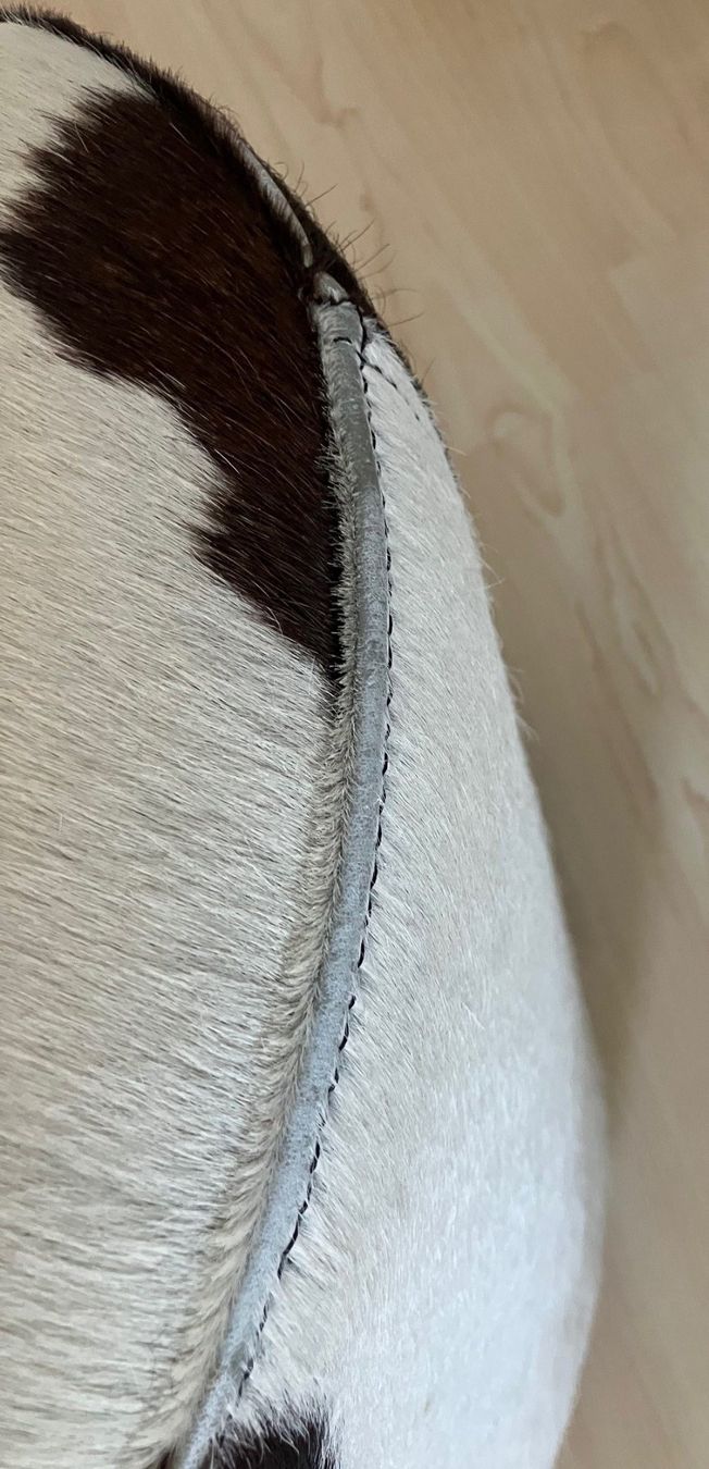 Ikea Hocker: IKEA Kuhfellhocker / Tabouret IKEA en peau de vache – Gebraucht aus Hinterkappelen von 5CH 6