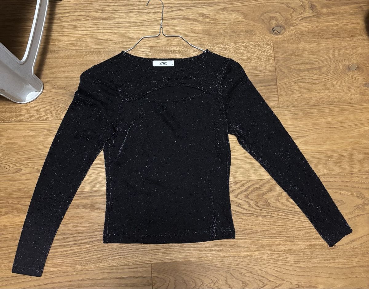 Only Tops: Sparkly Black Top ONLY, Gr. S – Gebraucht aus Männedorf von giu_wm6d