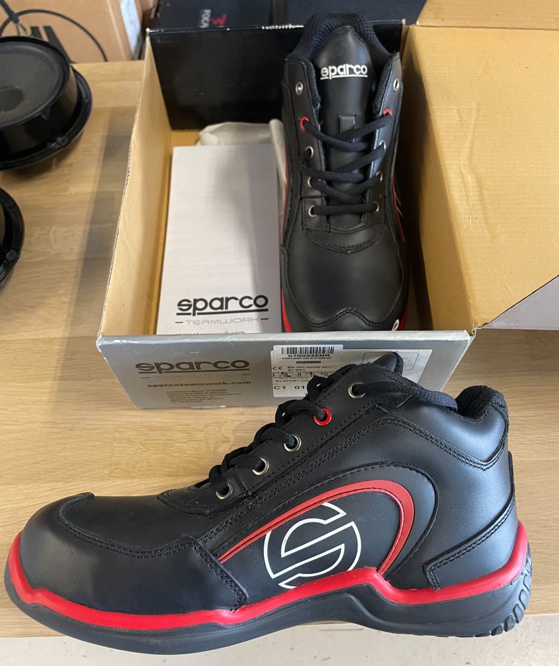 Sparco Herrenschuhe: Chaussure de sécurité Sparco – Neu und originalverpackt aus Erde von EmilieDess