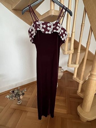 Elegantes Samtkleid mit Spitze
