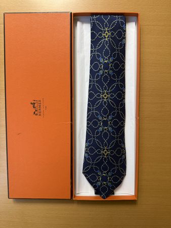 Hermès Krawatte inklusive Hermès Schachtel