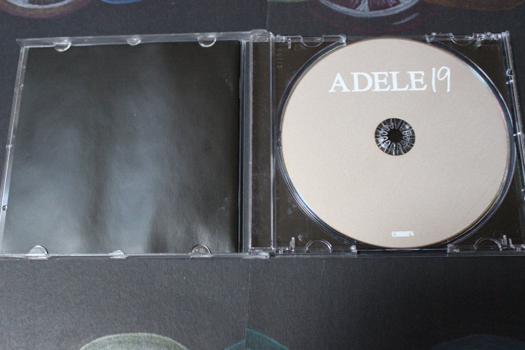 CD: ADELE - 19 (CD) 2008 mit "Chasing pavements" – Usato da Tübach venduto da JamesStone 3