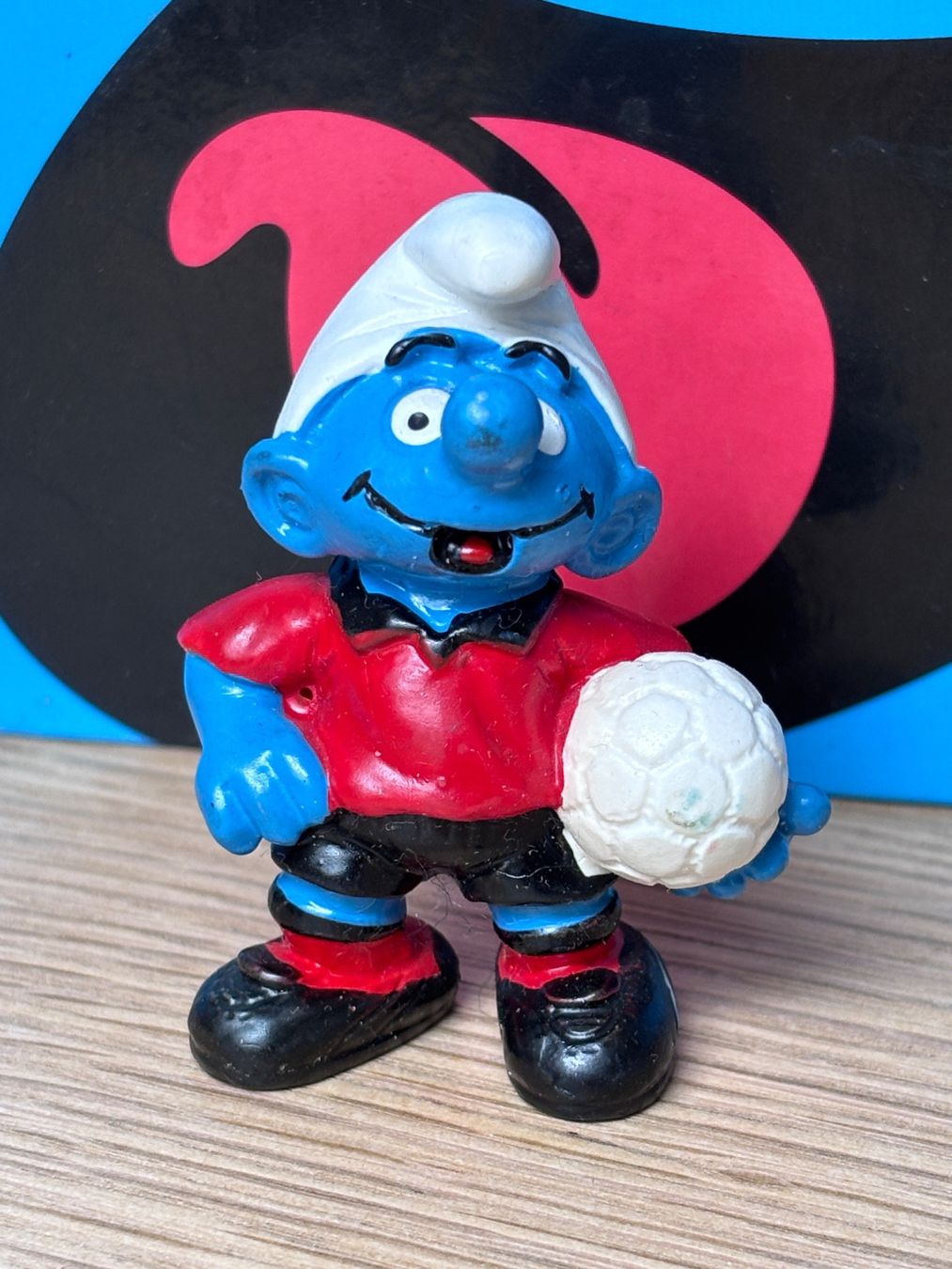 Schleich Figuren: Fussballer-Schlumpf, rotes Trikot – Gebraucht aus Lyss von Duckszone