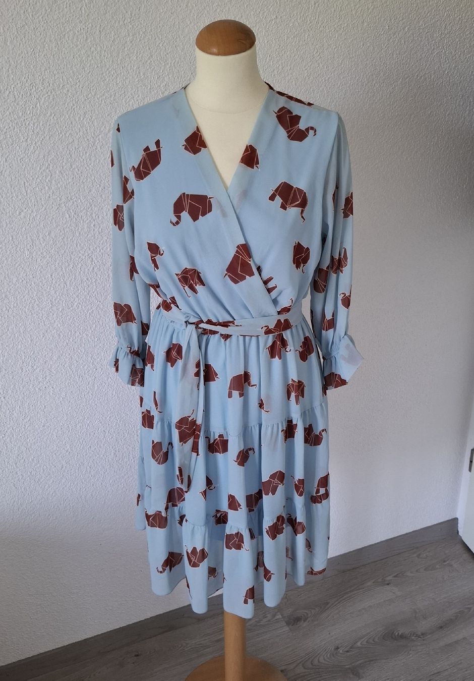 Robes: Kleid hellblau-braun Elefantenmuster, Grösse 36 – Neuf (Voir description) à Emmen par Tigerlady