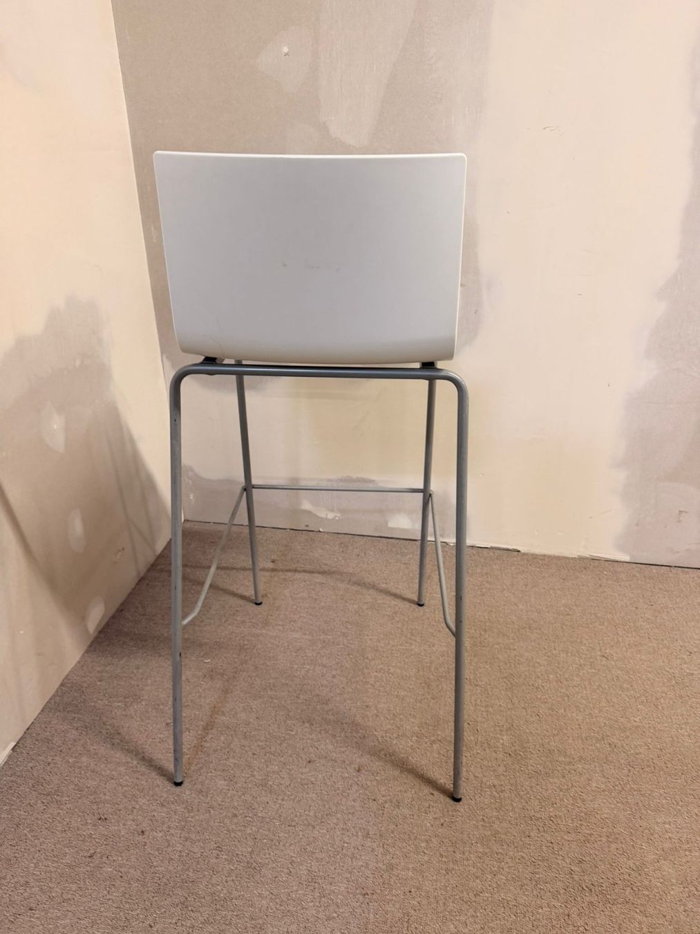 Tabourets: Weisser Barhocker mit Schalensitz und Metallgestell – D'occasion à Rickenbach ZH par Der-Insider 3