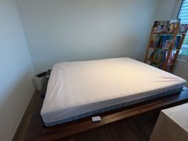 Bettgestell aus Holz mit Matratze