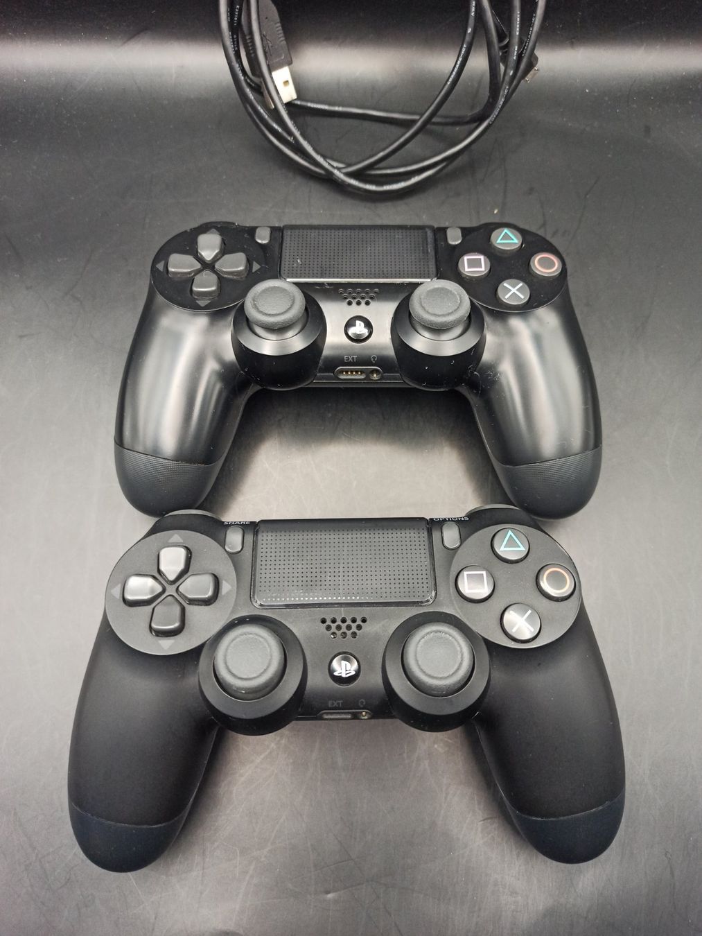 Controller: 2 x Original Controller Sony PS4 Wireless DualShock 4 V2 – Gebraucht aus Oberweningen von mar_87mx