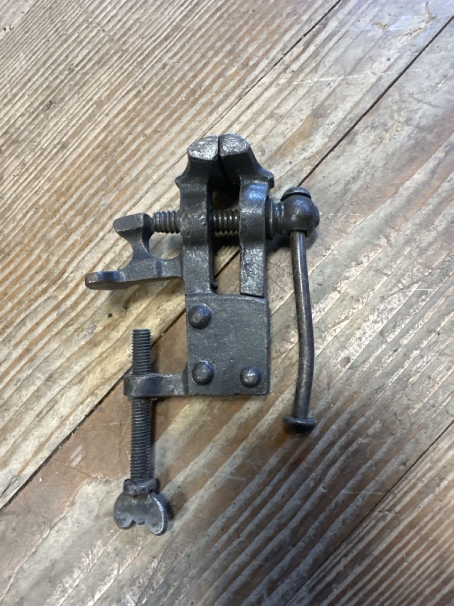 Tous les outils: Antiker Mini Schraubstock Gusseisen – D'occasion à Baar par Hillsboro 1