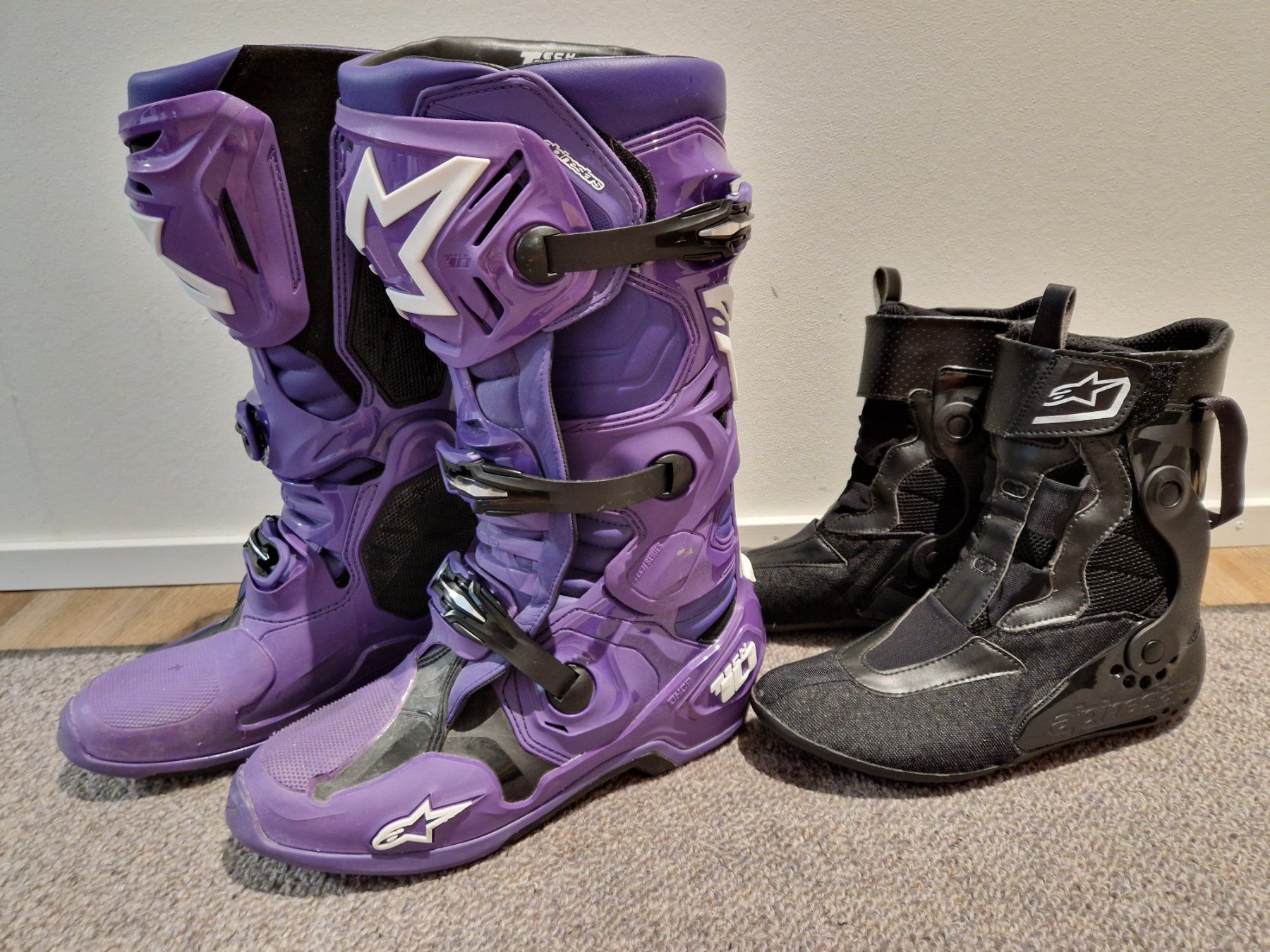 Alpinestars Scarpe da uomo: Alpinestars Stiefel Tech10, violett/schwarz – Usato da Visp venduto da eli.b.