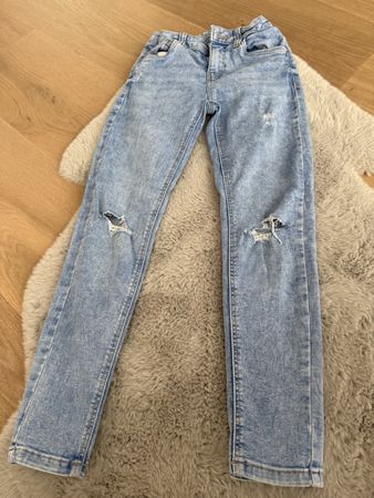 Coole Mädchen Jeans mit Löchern, Grösse 140, Top Zustand