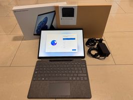 Microsoft Surface Pro 8 mit Tastatur und Pen