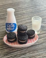 Oreo-Kekse mit Milch für Puppenhaus/Puppenstube