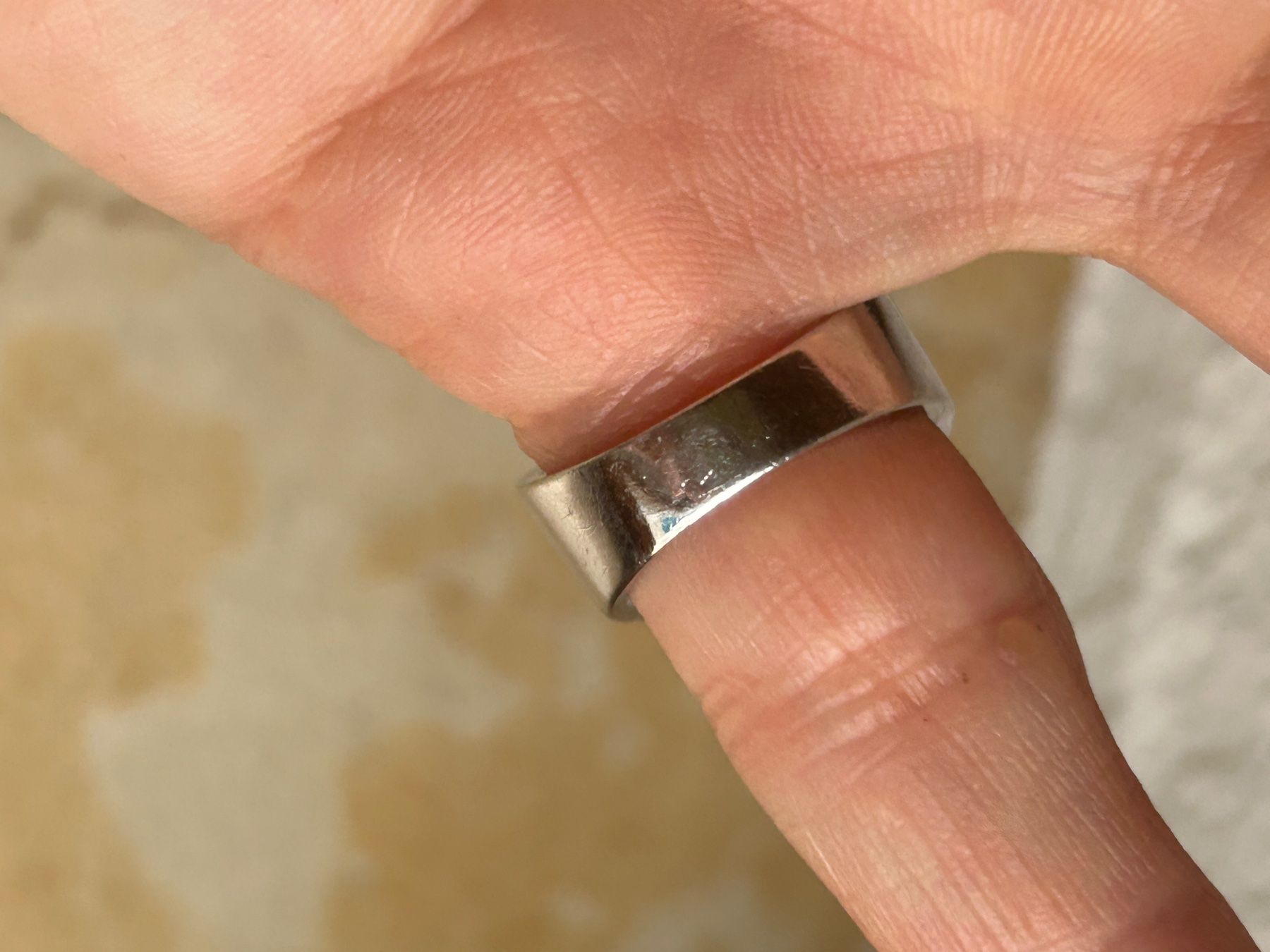 Anelli: Trendiger Dreiecks-Ring, Silber-Look, Grösse 53 – Usato da Dittingen venduto da Bellevista 6