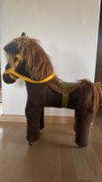 Grosses nostalgisches Plüsch-Reitpferd auf Rollen mit Sattel