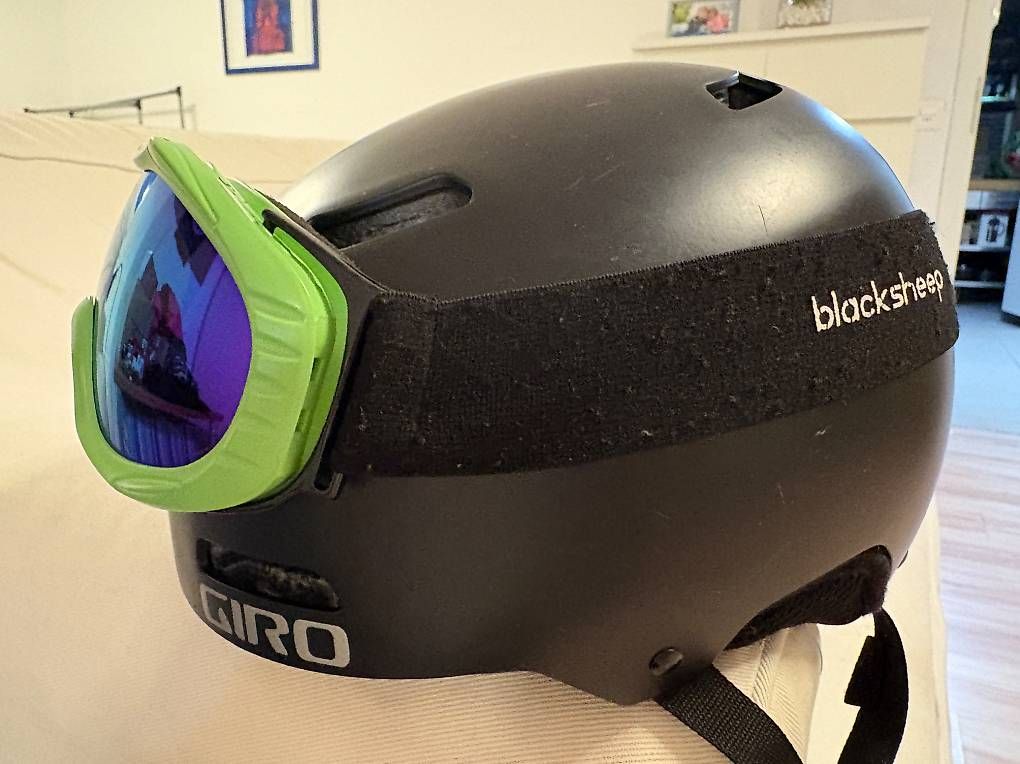 Caschi: Casque de ski enfant avec lunettes – Usato da La Tour-de-Peilz venduto da nad_6w85 1
