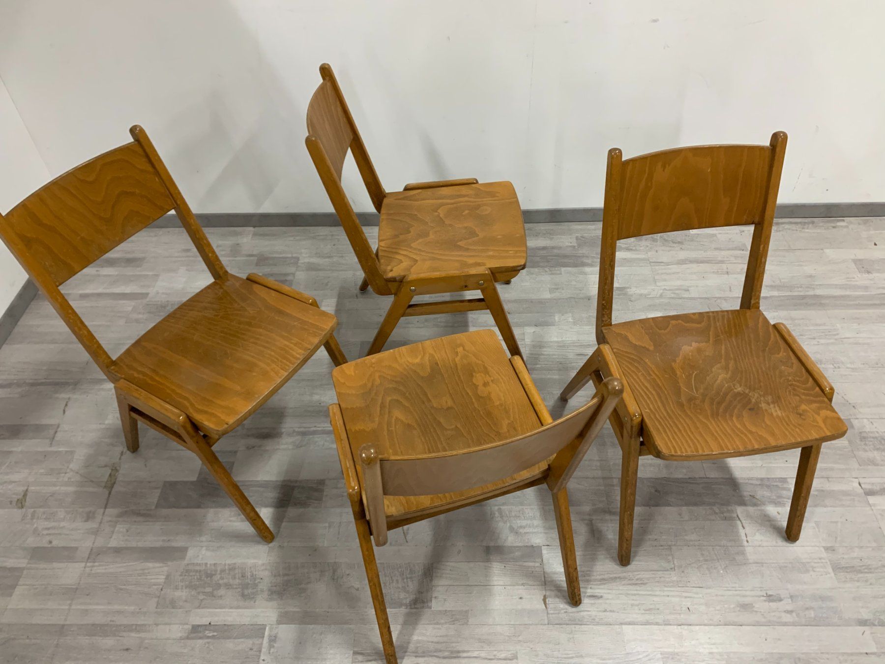 Sedie: Vintage Stapelstühle aus Holz – Usato da Zürich venduto da ZuercherBrockenhaus 2
