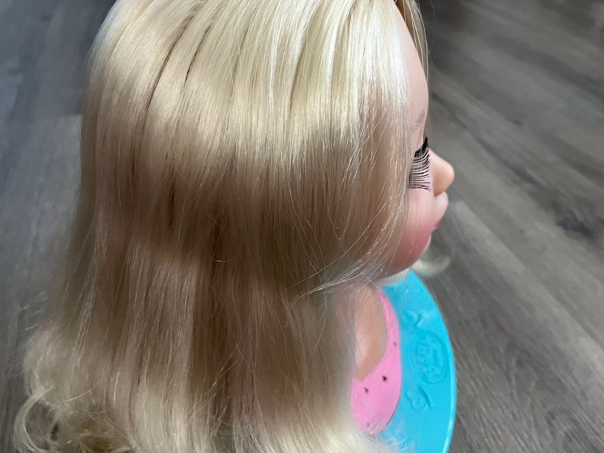 Puppen: Frisierpuppe mit 4 Haargummis und einem Haarsträhl – Gebraucht aus Brittnau von  6