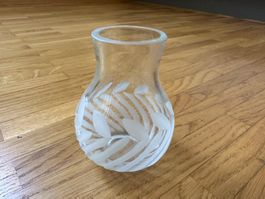 Petit vase à fleurs en verre gravé