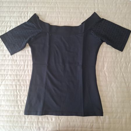 Schwarzes T-Shirt, Lochmuster, Carmenausschnitt, Gr. S
