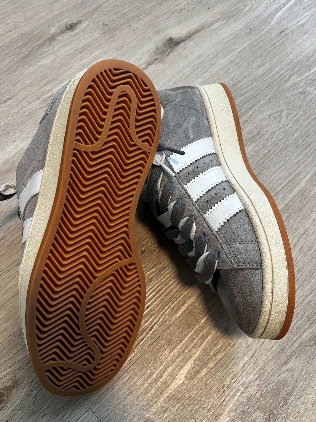 Adidas Herrenschuhe: Adidas Campus, Grösse 42 2/3, Grau/Weiss – Gebraucht aus Appenzell von RiRi_AI 2