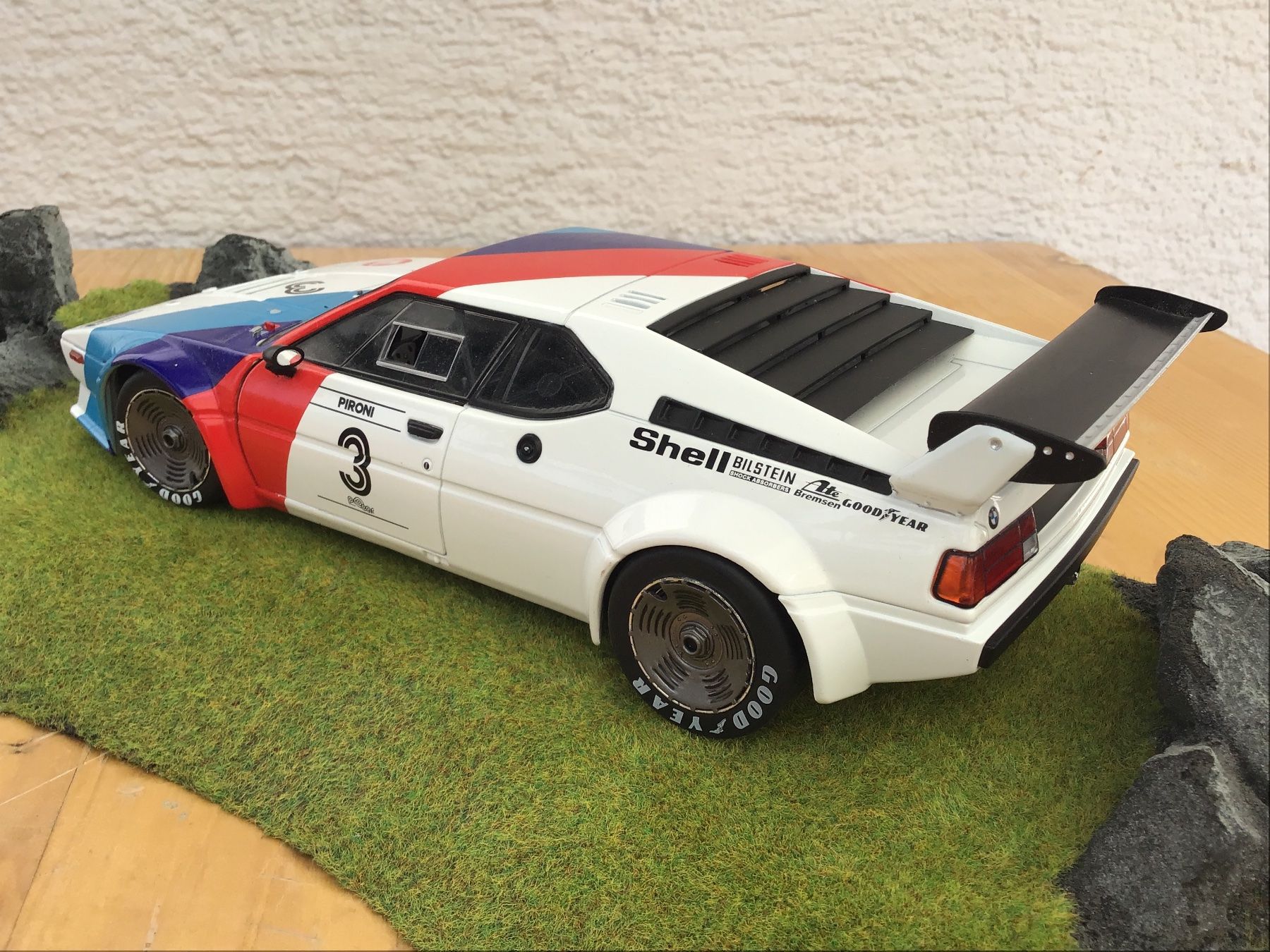 BMW Modellini d'auto: Modellauto BMW M1 Gr. 2 1:18 2x – Usato da Männedorf venduto da Modelle-aller-Art 1