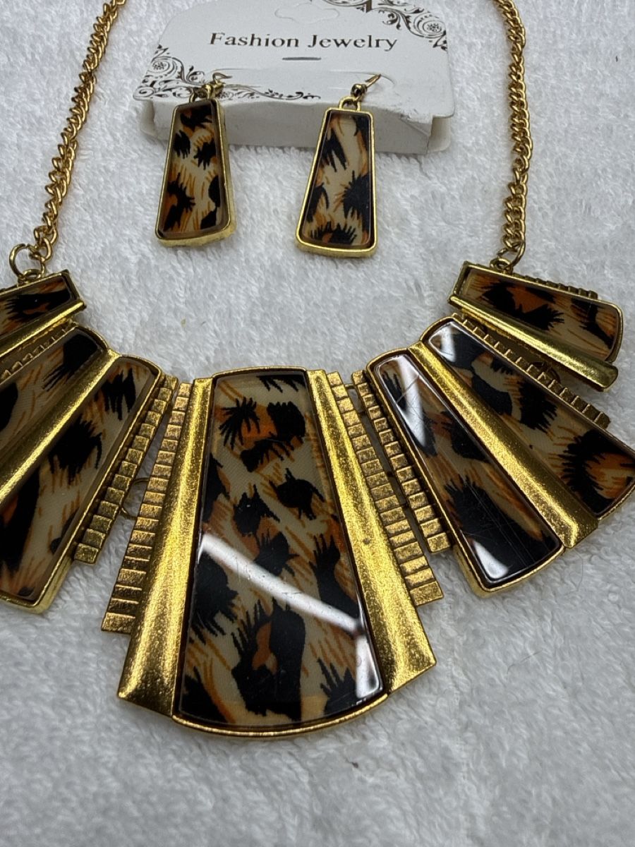 Altri gioielli: Collier et boucles d'oreilles imprimé léopard neuf – Nuovo e nell'imballaggio originale da Chenens venduto da anasantos90 1