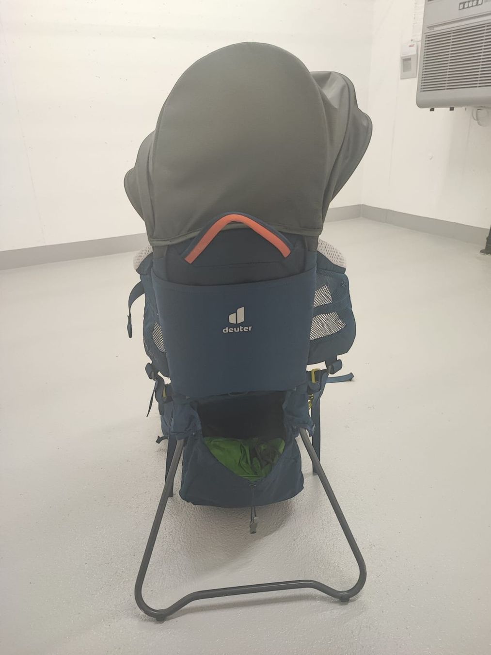 Deuter Zaini: Deuter Kid Comfort Active Rückentrage midnight – Usato da Muri AG venduto da mar_tv5p 7