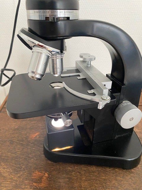 Leitz Microscopi: MIKROSKOP -SET  ERNST LEITZ WETZLAR – Usato da Chur venduto da silbermon 1