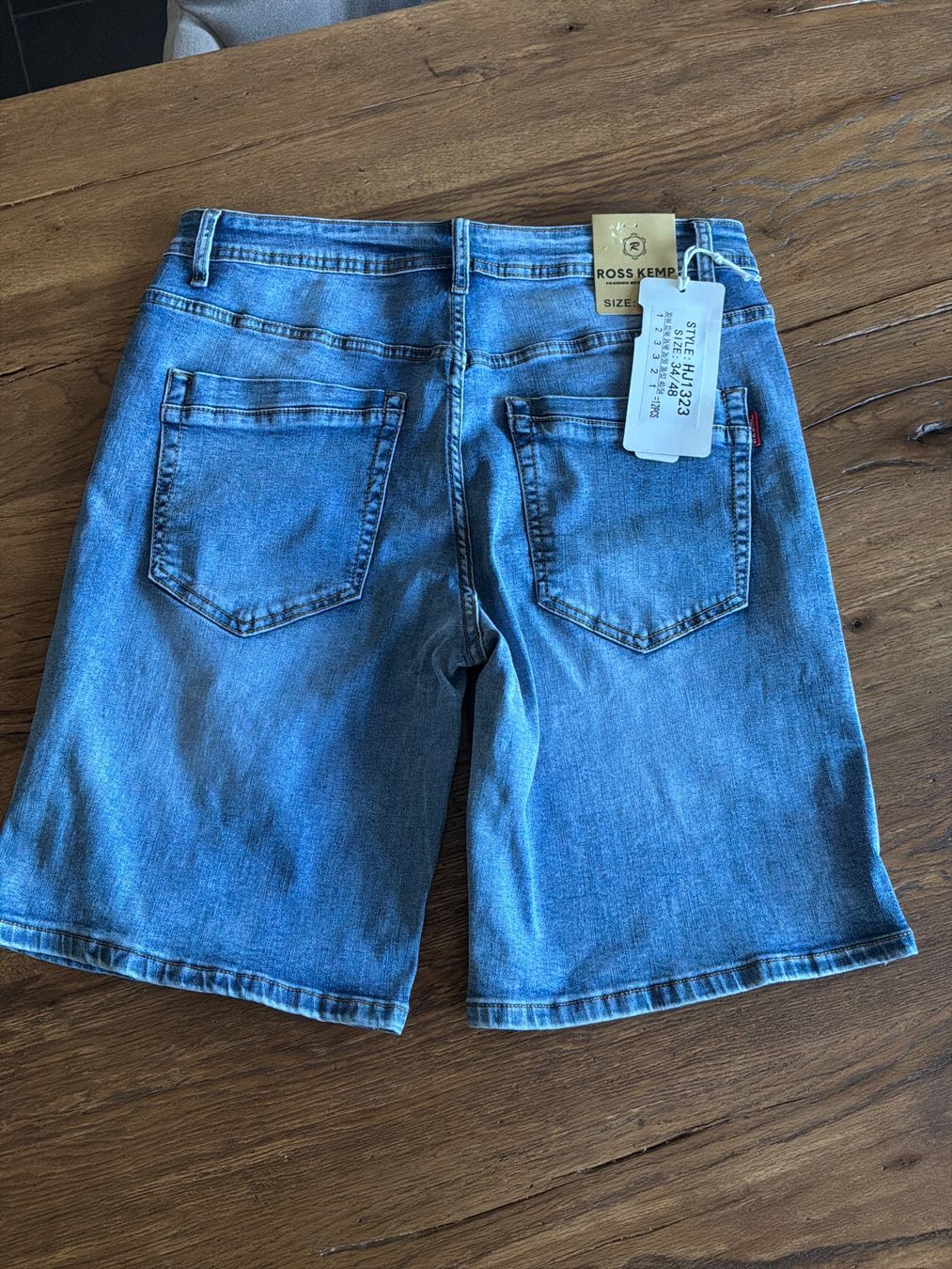 Jeans: Jeans Shorts – Neu und originalverpackt aus St. Ursen von B1993